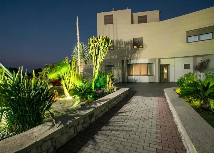 Vilă Des & Coo Luxury With Private Pool